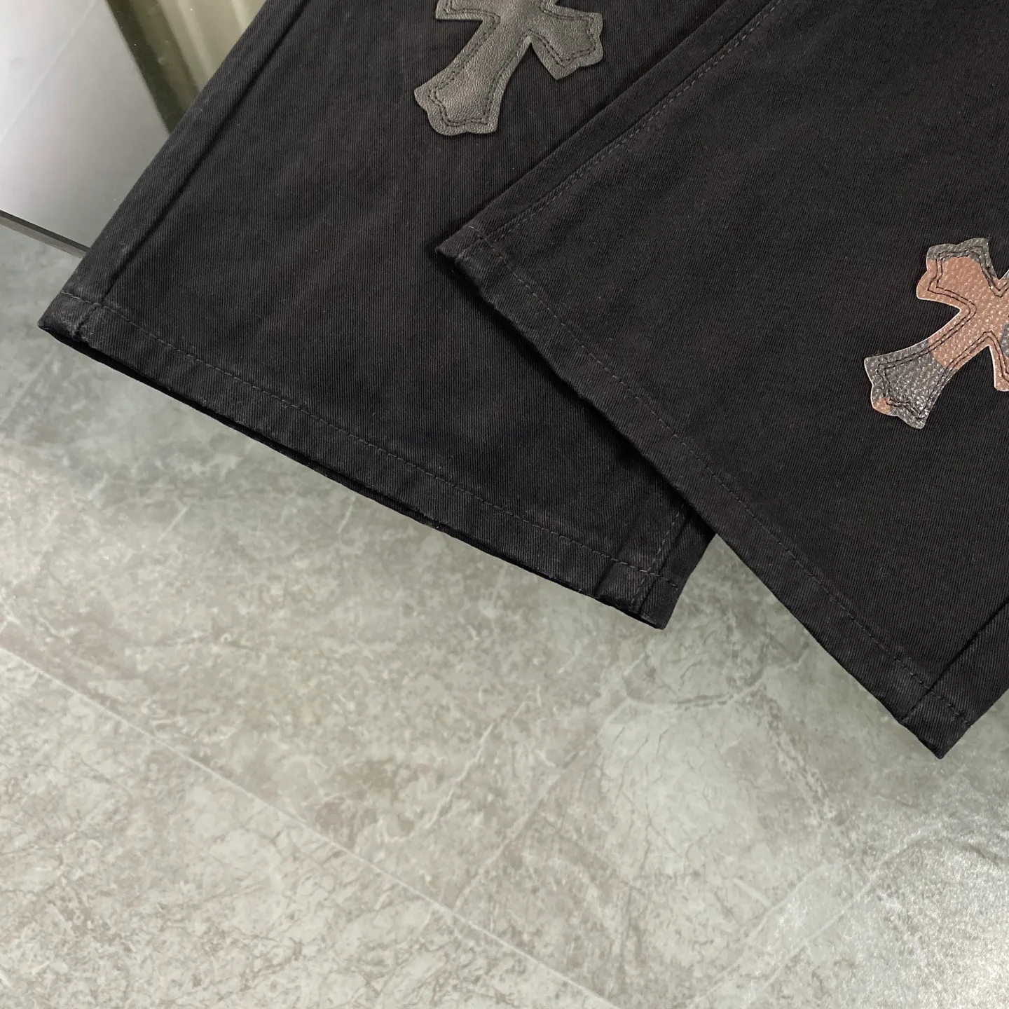 P260 chrome hearts camouflage cross patch leather black jeans vi Top heavy industry fashionable design] Consistent high street luxury style creation. Speaking of this style, the Zangyin family and GU family are definitely the leading representative brands. Especially the Zangyin family has really achieved a state-of-the-art effect in creating high street style. The unique washed material is used to create this style. The color system is quite eye-catching. After it is decorated with patchwork cross flowers, it cleverly highlights the charm of the brand. Secondly, this style uses classic The classic high-waist cutting design highlights the long legs and fashionable temperament of the upper body. The brand is highly recognizable and the slim fit configuration is more suitable for daily wear. It is a product that interprets personality, fashion, and specifications at a glance. This single product is enough to make any fan excited. It can be a white T-shirt for youthful preppy style, or a tight suspender for lady style. It has strong matching ability and can be easily controlled by men.  [Materials and craftsmanship] Needless to say, this point goes without saying. As an excellent craftsman brand, Zangyin’s requirements for details and craftsmanship are really perfect. The washed color of this model has gone through so many processes, not to mention the embellishment of denim appliques. It is also purely hand-made and sewn. Just like what they believe in, only hand-made things have soul and have the meaning of wear. A top-notch heavy-duty fashionable denim item, I look forward to your perfect interpretation! !  Size:28-36
